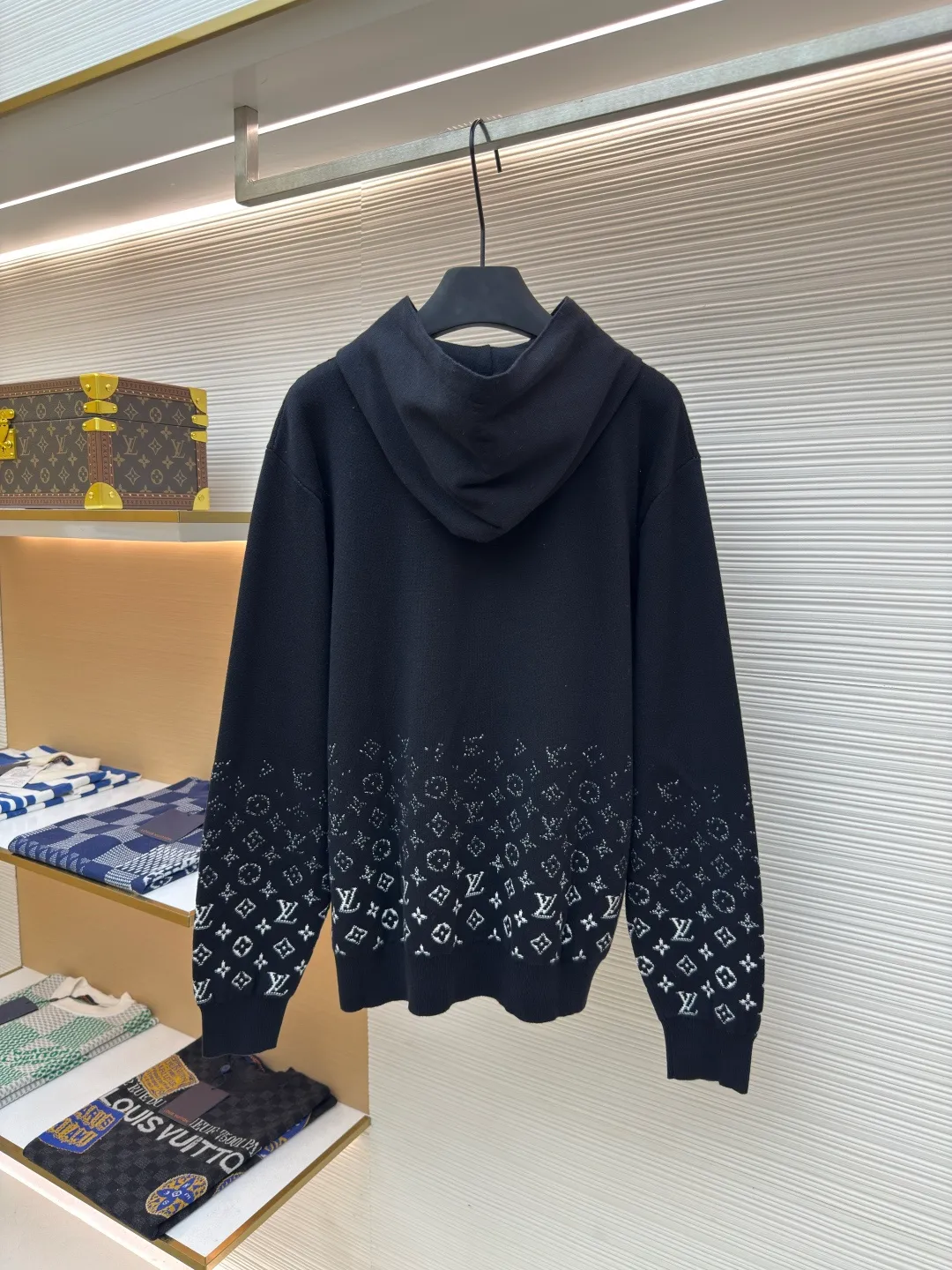 LOUIS VUITTON Gradient presbyopic woolen hoodie ●Authentic product: Purchased and developed for 12500 ●Item number: 1680492-B40 ●Fabric: combed cotton fabric ●Technology: Gradient woolen fabric ●Version: Fitted version ●Weight: about 770 grams ●Size: XS-S-M-L ●Description: The yarn is made of 2/32 100% combed cotton, woven on a Shima Seiki horizontal machine imported from Japan. The colors are dyed as they are. In order to replicate the Y version 100% of the size, number and gradient of each color, it is difficult for weavers to disassemble and restore the pattern. It is quite large. Even if the code is slightly loose, the gradient effect cannot be achieved by hand. It is very difficult to start the pattern. The fabric piece is prone to holes and defective products. The front pocket fabric piece is hand-sewn with a needle to restore the flower positioning. The sewing plate is artificially stitched with a disc. The edge is manually picked and trimmed. Special lotion is added in the back to make the feel closer to the original. The overall wiring is straight and delicate, the fabric is comfortable and soft, and the color is consistent without color difference. It can be matched with the same style to create a fashionable look and control various occasions. Customized accessories, complete with three standards, same style for men and women!